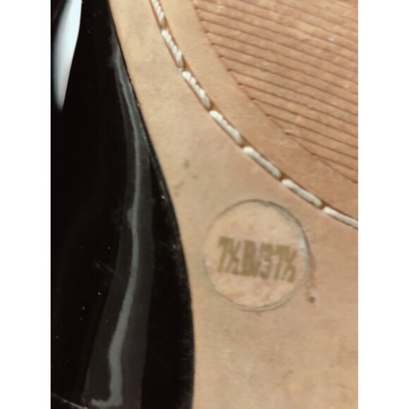 VINCE CAMUTO Women's Oneda metal Cap toe flats gold patent leather sz 7.5B 37.5 - Picture 12 of 12